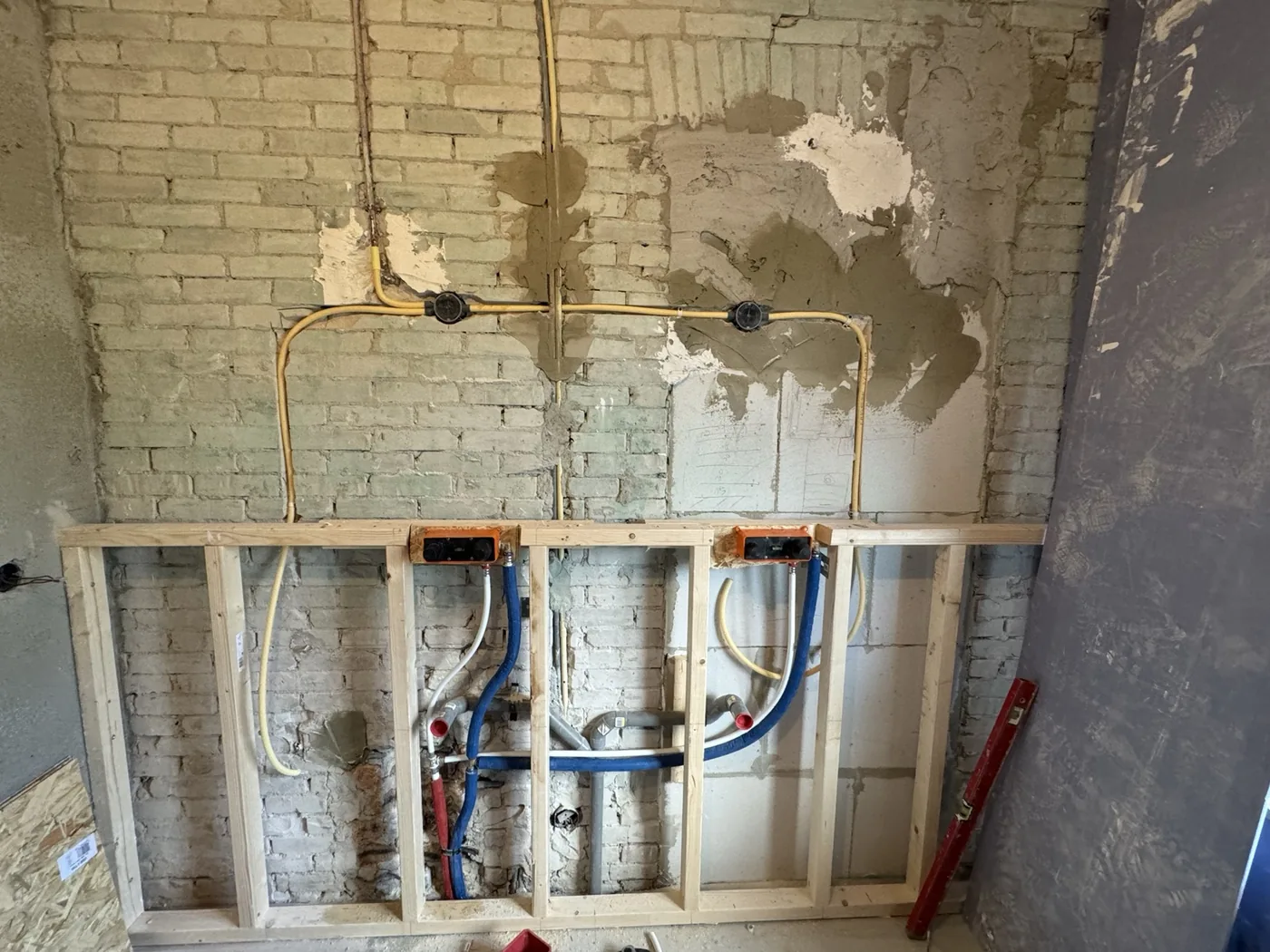 Leidingwerk tijdens renovatie