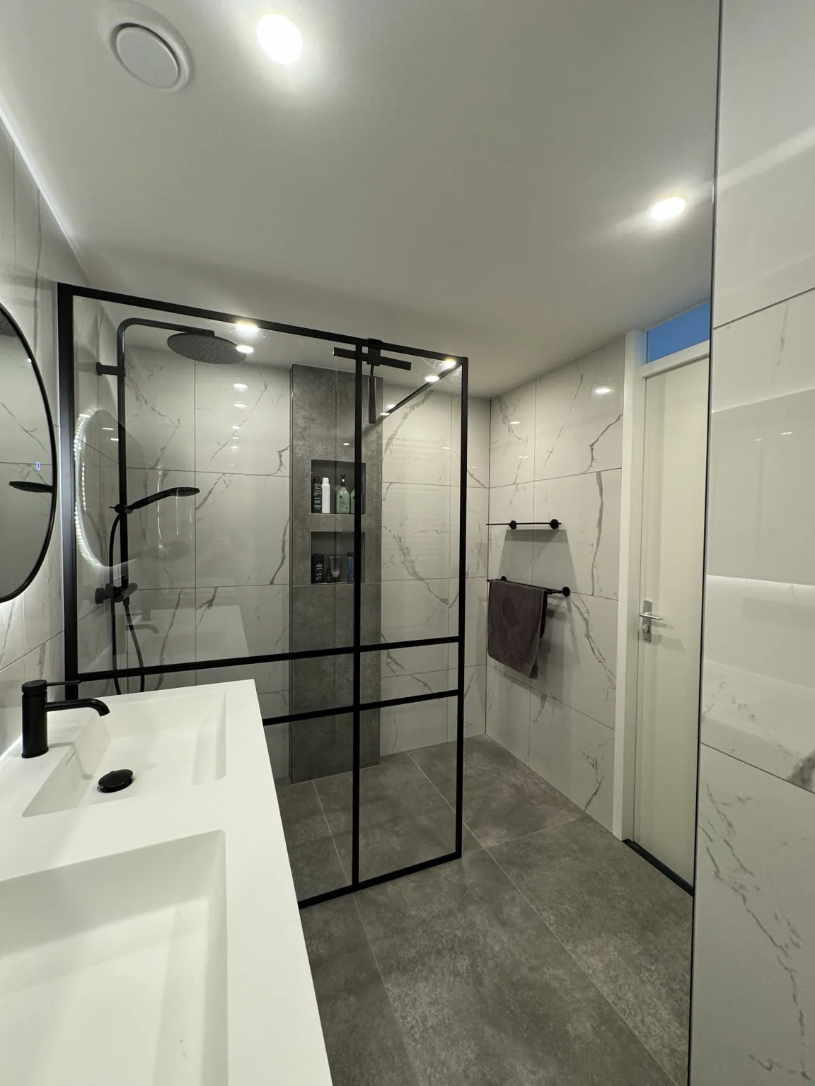 Badkamer met zwarte douchewand