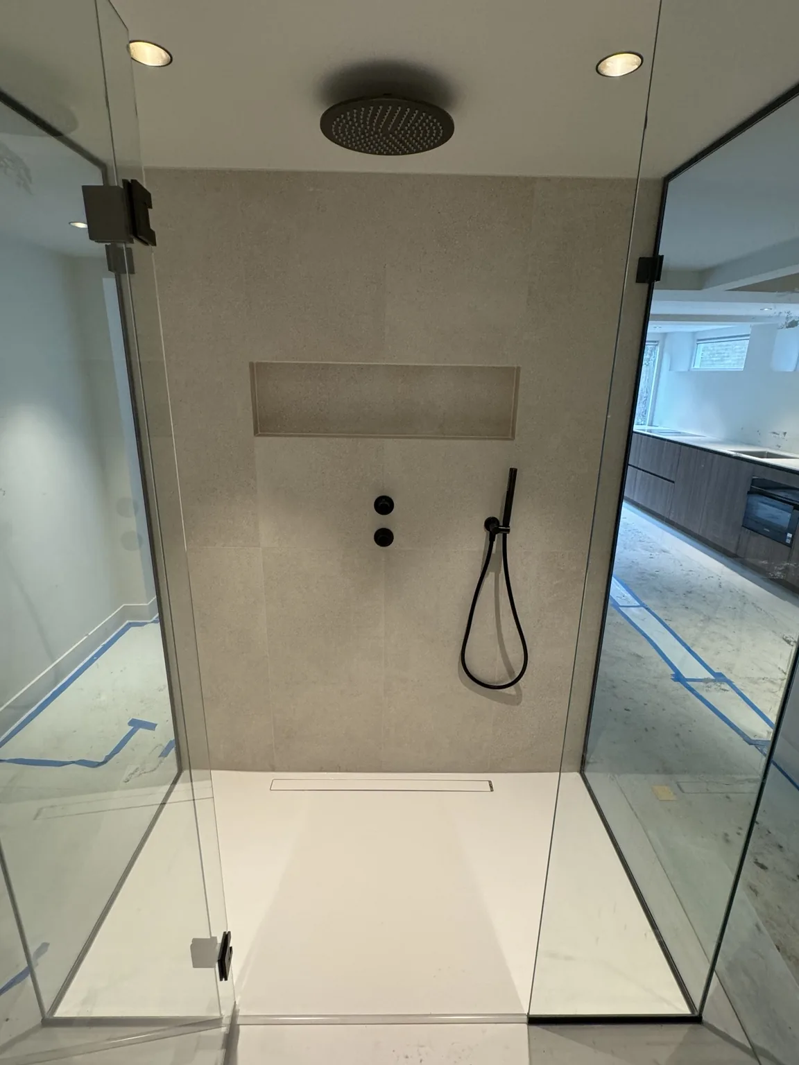 Douche met glazen wand